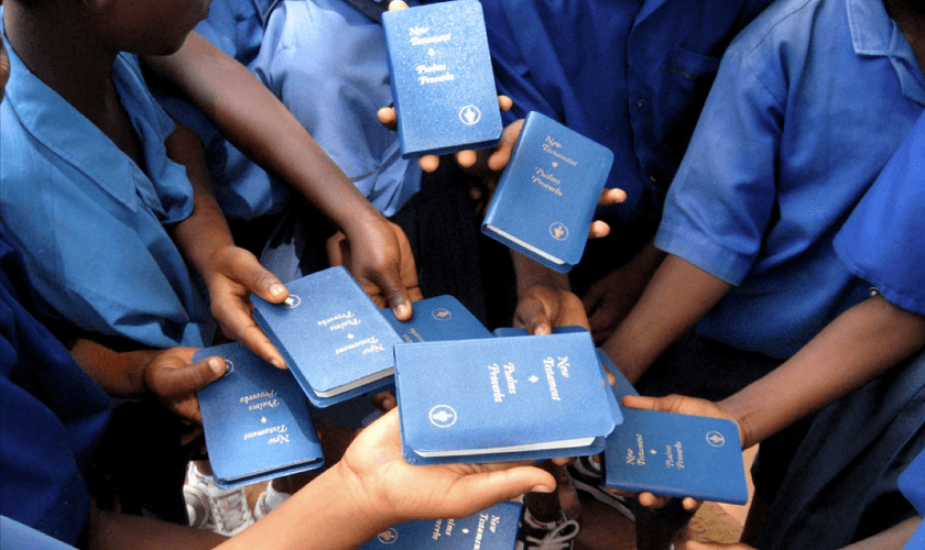 Gideões Internacionais é uma associação cristã dedicada na distribuição de Bíblias. (Foto: Reprodução)