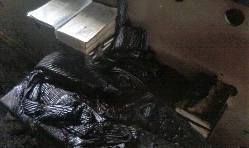 Igreja foi incendiada por radicais islâmicos, mas Bíblia permaneceu intacta. (Foto: World Watch Monitor)