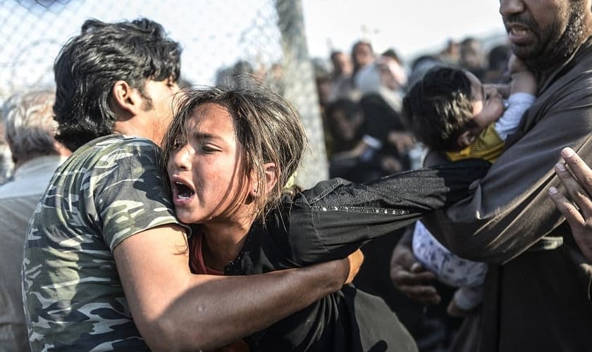 Refugiados durante fuga da cidade de Tal Abyad, na Síria, sob comando do Estado Islâmico. (Foto: AFP/Getty Images)