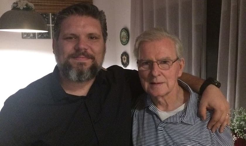 O pastor Jackson Jacques (esquerda) e o missionário Siegfried Zilz (direita). (Foto: Reprodução).