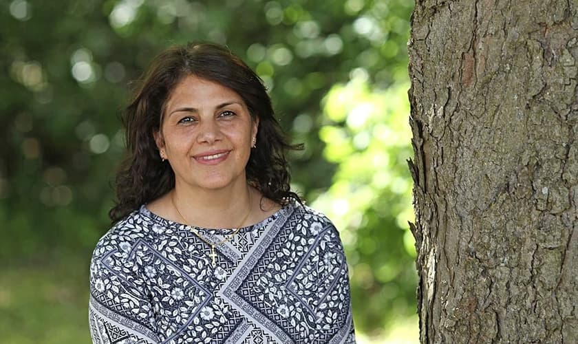 Annahita Parsan dirige congregações de origens muçulmanas, evangelizadas para muçulmanos. (Foto: Reprodução).