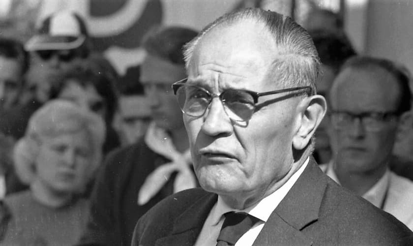 Pastor Martin Niemöller chegou a votar no partido de Hitler, mas se revoltou contra o nazismo quando viu o sistema conflitar com sua fé. (Foto: pri.org)