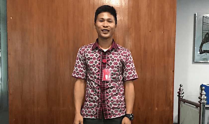 Ceren Wuysan contemplou o poder de Deus por meio do milagre alcançado. (Foto: Andrew McChesney / Adventist Mission).