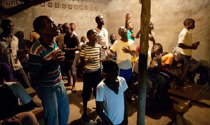 Imagem ilustrativa. Jovens africanos durante noite de oração num pobre vilarejo em Pemba, Moçambique. (Foto: Iris Global)