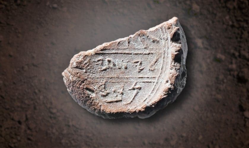 Pedra encontrada por arqueólogos seria a 'form' usada pelo profeta Isaías para selar seus documentos e escritos. (Foto: The Trumpet)