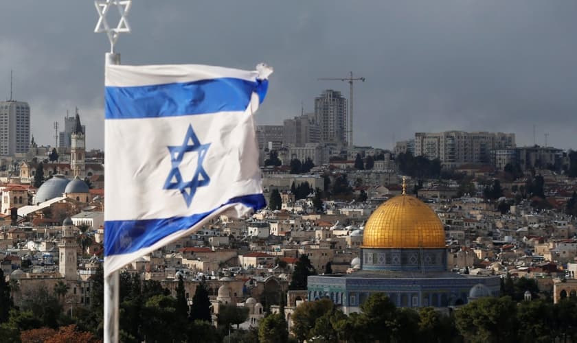 Bandeira israelense perto da Cúpula da Rocha, na Cidade Velha de Jerusalém. (Foto: Reuters/Ammar Awad)