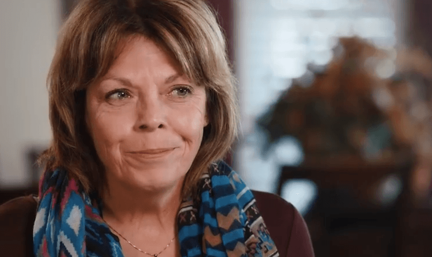 Rhonda havia abandonado seus filhos, mas voltou pra eles quando saiu da prisão. (Foto: Reprodução).