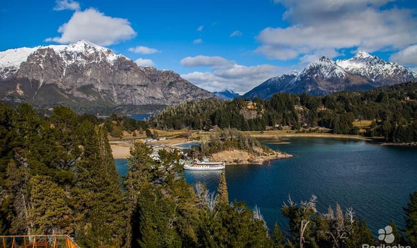 A cidade fica na Patagônia Argentina, cercada de montanhas e florestas. (Foto: Divulgação/Bariloche Turismo)