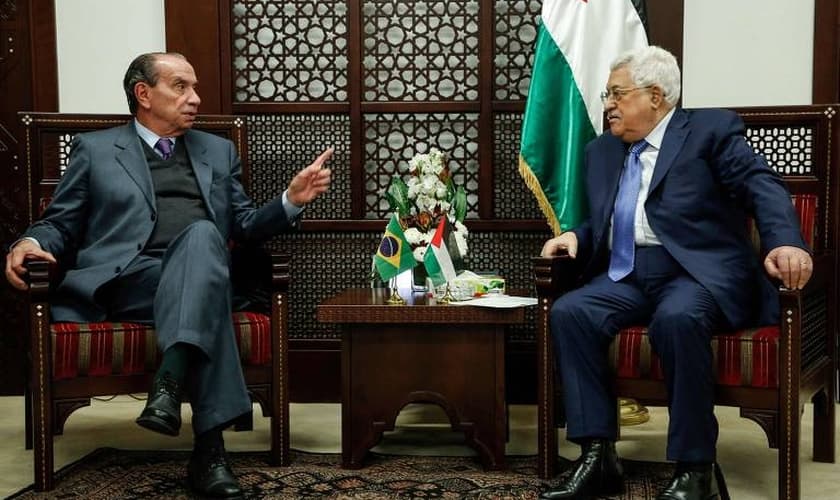 O presidente palestino, Mahmoud Abbas, se reúne com o chanceler Aloysio Nunes, em Ramallah. (Foto: Abbas Momani/AFP)