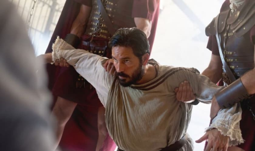 Cena de Lucas (Jim Caviezel) sendo interrogado na prisão de Mamertine. (Foto: CTMG)