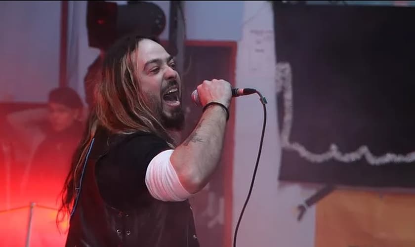 Integrante do grupo 'Covered Backs' prega o evangelho em evento. (Foto: Covered Backs)