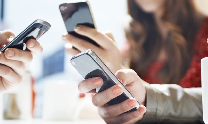 Exagerar no uso da internet pode influenciar negativamente em nosso relacionamento com Deus. (Foto: Reprodução).