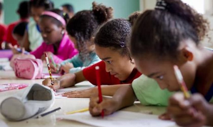 Crianças do interior do Ceará receberam a cartilha de prevenção contra o HPV. (Foto: uipi.com.br)