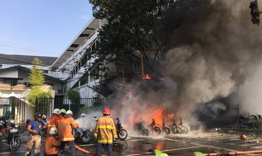 A família tinha envolvimento com o grupo radical Yamaah Ansharut Daulah, ligado ao Estado Islâmico. (Foto: Antara / Reuters).