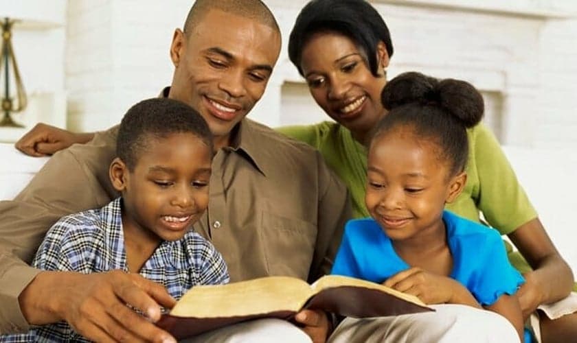 Família lendo a Bíblia. (Foto: Getty)
