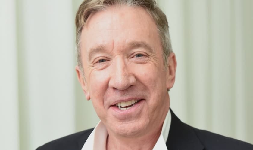 Apesar de ter sido ateu, Tim Allen compreendeu que Deus sempre o ajudou em suas lutas contra os vícios. (Foto: Reprodução).