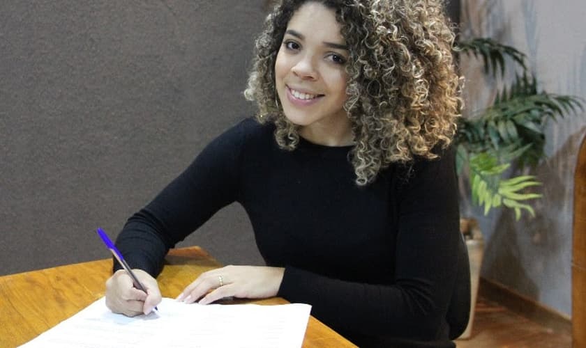 Anny Theyler assina contrato com a Nova Fase Distribuição. (Foto: Divulgação).