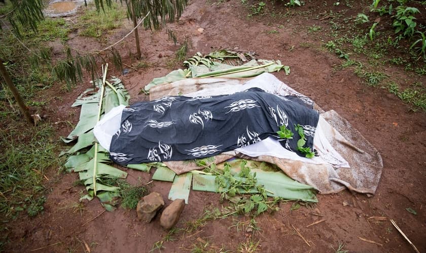 Cadáver em Belo, na linha de frente do conflito em Camarões. (Foto: The Guardian/Peter Zongo)