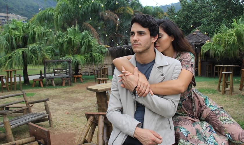 O vídeo acompanha a história de um casal interpretado por Giulliana Monte e Cleiton Estefano. (Foto: Divulgação).