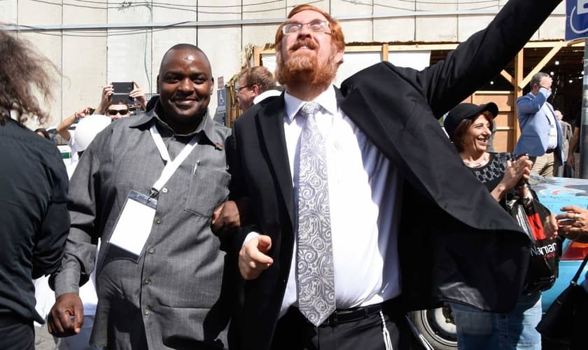 Rabino Yehuda Glick, membro do Knesset israelense, ao lado de um homem cristão. (Foto: Knesset Christian Allies Caucus)