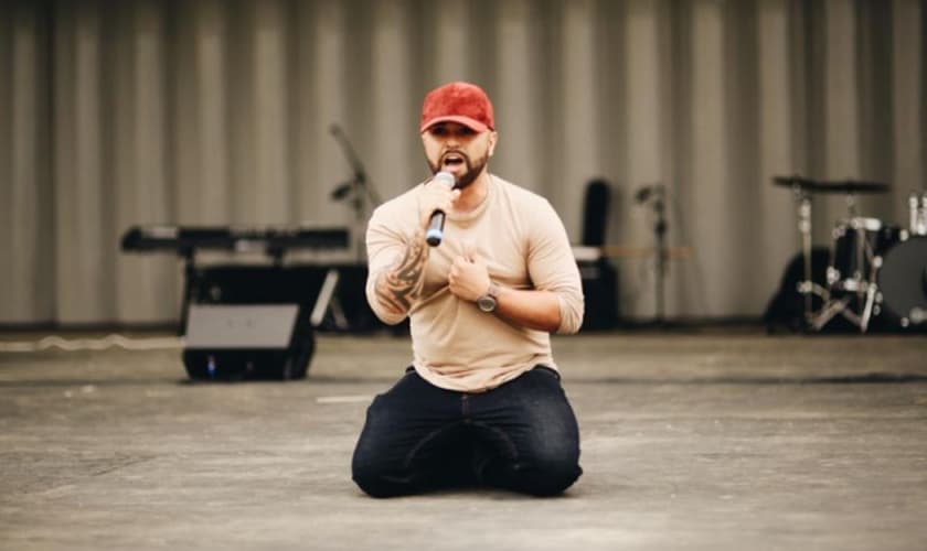 Javier disse que sua vida realmente mudou e testemunha nas igrejas. (Foto: Reprodução).