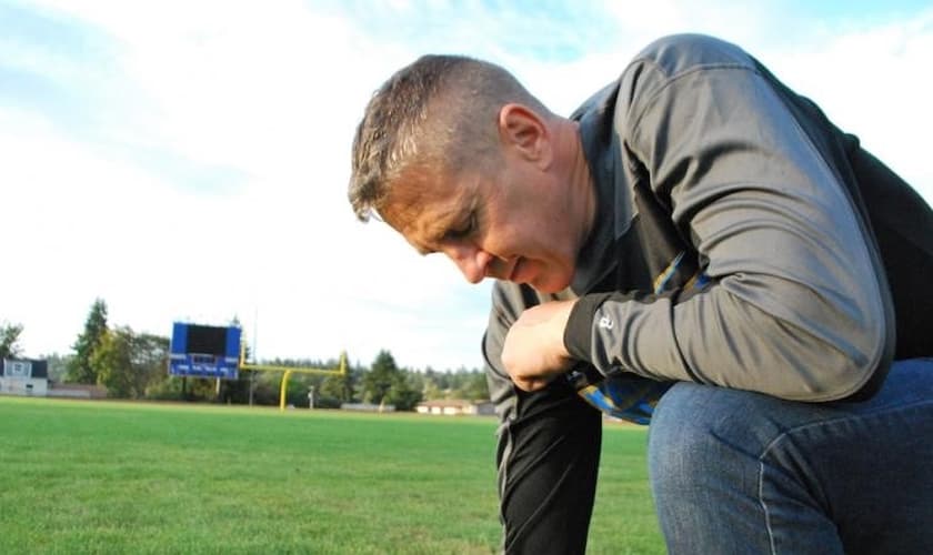 O treinador Joe Kennedy foi proibido pela escola Bremerton de orar em campo. (Foto: Fox News)