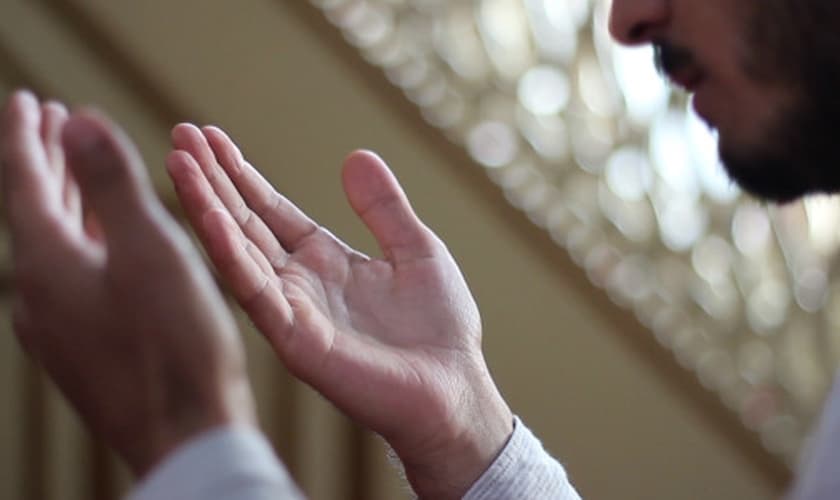 Sadik* se entregou a Jesus após ter um sonho sobrenatural. (Foto: