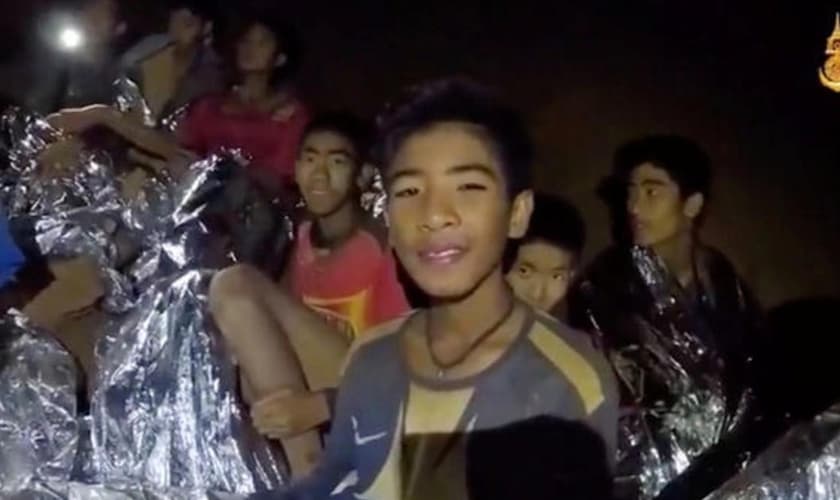 12 garotos e o treinador de um time de futebol ficaram presos