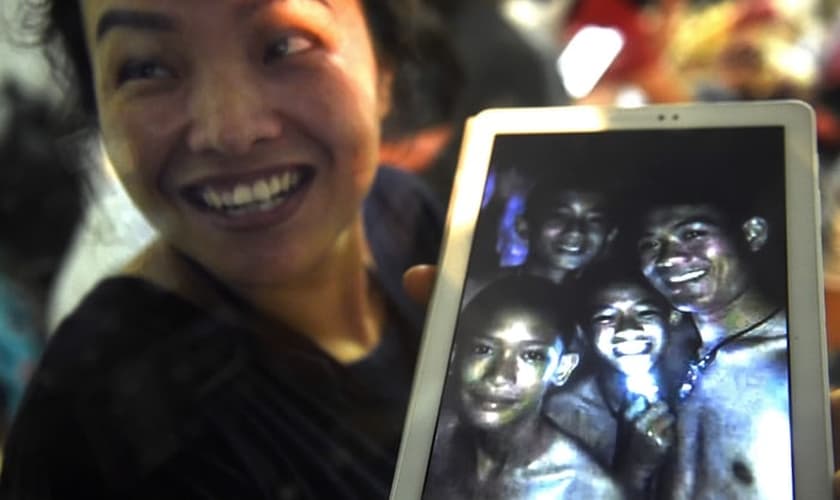 Familiares comemoram que meninos foram encontrados com vida em caverna da Tailândia. (Foto: Lillian Suwanrumpha/AFP)