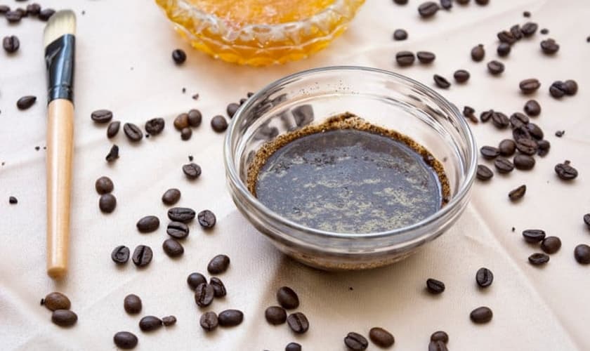 Receita de esfoliante natural com café e mel para ter uma pele mais macia. (Foto: Kitzzeh/Thinkstock/Getty Images)
