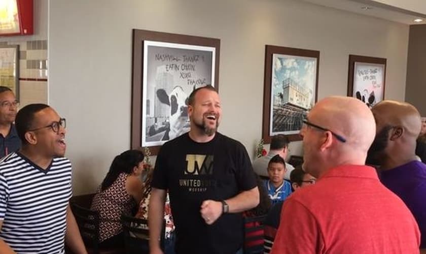 Os homens estavam na região para participar de uma conferência de louvor. (Foto: Chris Armstead).
