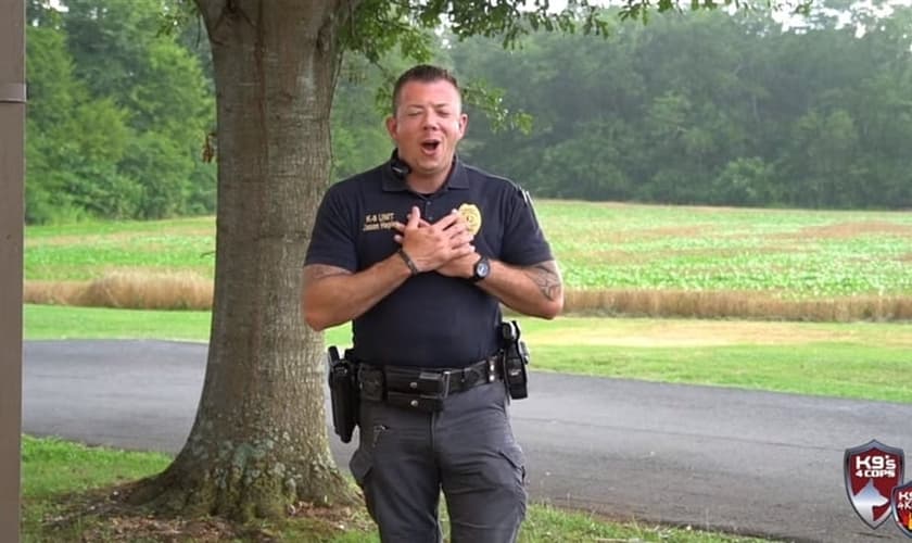 O vídeo do chefe de polícia Jason Hepler já atraiu mais de 50 milhões de visualizações no Facebook. (Foto: Reprodução).