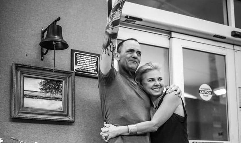 Jason Lee Jones ao lado de sua esposa, Regina, celebrando o avanço no tratamento. (Foto: Reprodução)