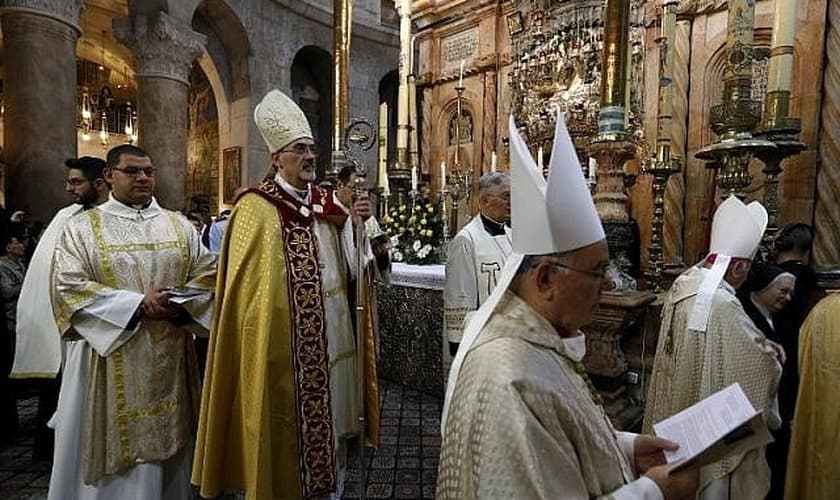 O chefe da Igreja Católica Romana em Israel, Pierbattista Pizzaballa, em procissão no Domingo de Páscoa. (Foto: AFP/Gali Tibbon)