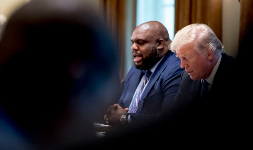 Presidente Donald Trump recebendo oração do pastor John Grey na Casa Branca, em Washington. (Foto: Andrew Harnik/AP)