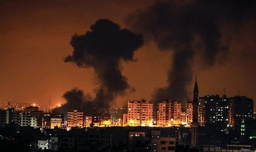 Fumaça subindo após um ataque aéreo israelense na Cidade de Gaza. (Foto: AFP/Mahmud Hams)