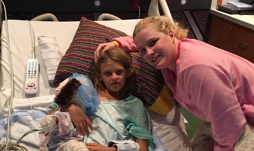 Aos 8 anos, Abby Steinard recebeu o rim de Kari Woods, mãe de cinco filhos. (Foto: Reprodução/Facebook)
