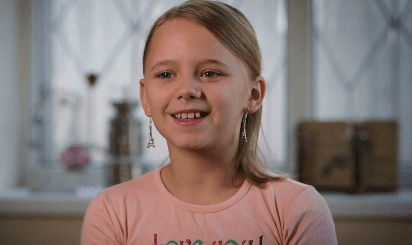 Yulya foi resgatada no Quirguistão e adotada por uma família cristã. (Foto: Reprodução)