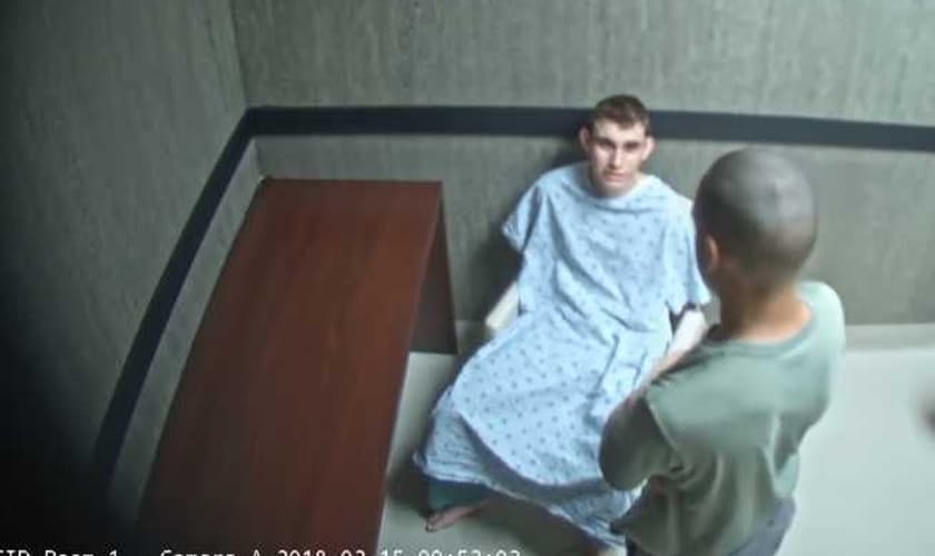 Zachary Cruz visitou seu irmão, Nikolas, que matou 17 pessoas em tiroteio na Flórida. (Foto: Reprodução)