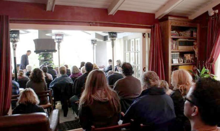 O casal recebeu uma ordem de não mais realizar estudos bíblicos. (Foto: Reprodução).