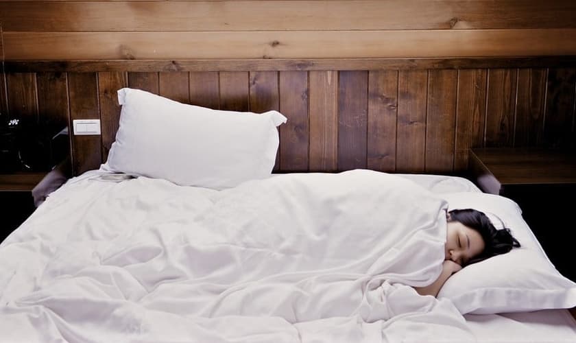 Dormir de lado proporciona um descanso maior e facilita o funcionamento do organismo. (Foto: Creative Commons)