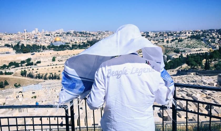 Joel Engel ora com vista para Jerusalém, em Israel. (Foto: Ministério Engel)