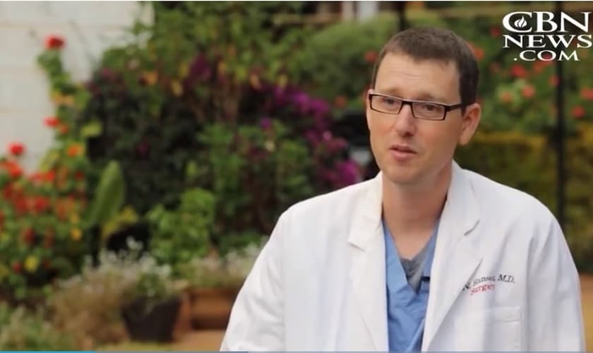 Erik Hansen tinha um futuro promissor como médico no Texas, mas decidiu seguir o chamado de Deus para cuidar de pessoas necessitadas no Quênia. (Imagem: CBN News)