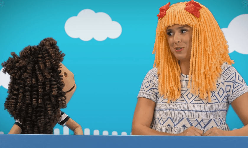 Nos vídeos, uma boneca chamada Julia passa por uma transição e se transforma em um boneco de nome Julien. (Foto: Reprodução).