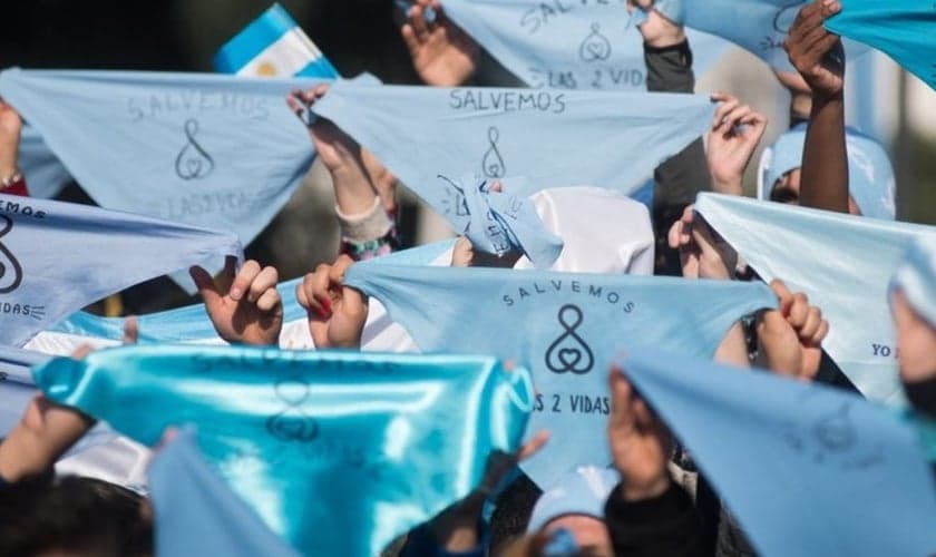 A Marcha é marcada pelo slogan “salvemos as duas vidas”, usado nos protestos da Argentina. (Foto: Reprodução)