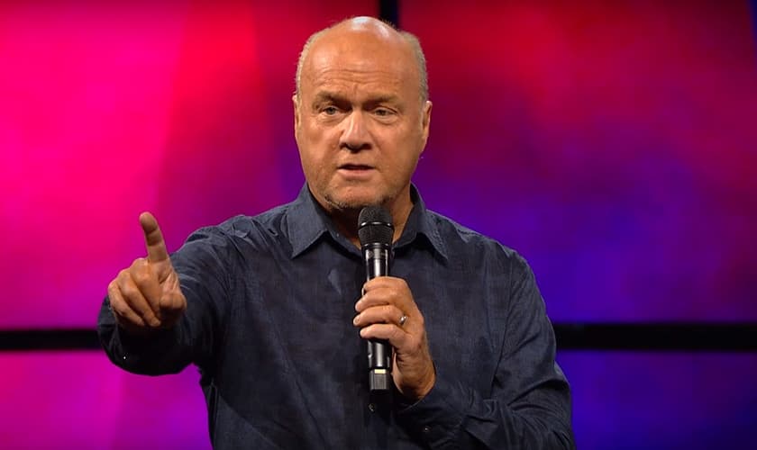 Greg Laurie é pastor da Comunidade Harvest, nos EUA. (Foto: Reprodução/Youtube)