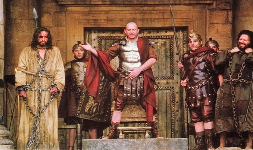 Cena do filme "Paixão de Cristo", de Mel Gibson, na qual Pilatos ouve o povo sobre a escolha de soltar a Jesus ou Barrabás. (Imagem: Youtube)