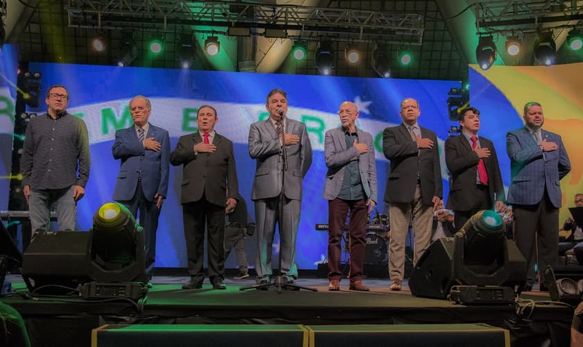 Na sequência, os pastores Edson Rebustini, Márcio Valadão, Walter Brunelli, Jabes Alencar, Jorge Linhares, Josué Gonçalves, Flamarion Rolando e Agenor Duque. (Foto: Guiame/Marcos Paulo Corrêa)
