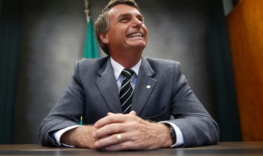 Jair Bolsonaro em seu gabinete na Câmara dos Deputados. (Foto: Igo Estrela/Estadão)