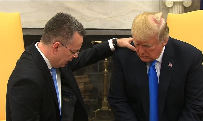 Pastor Andrew Brunson (esquerda) ora pelo presidente dos EUA, Donald Trump. (Imagem: CNN)